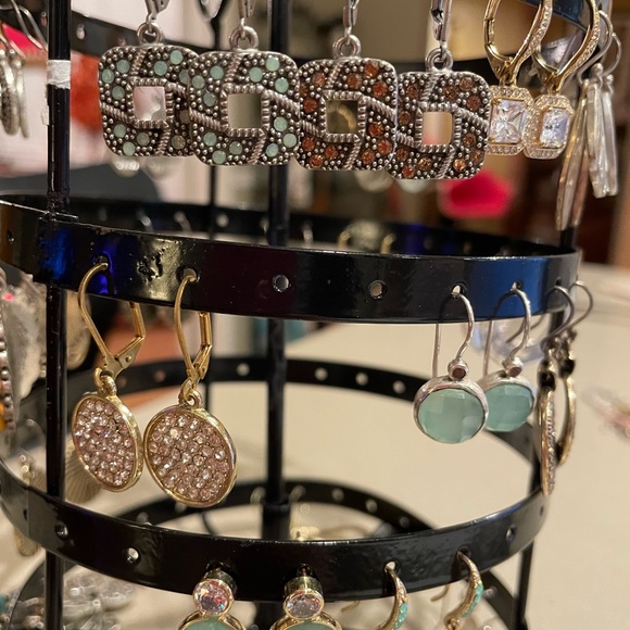 Assorted jewelry both costume both costume and real. - Picture 5 of 16